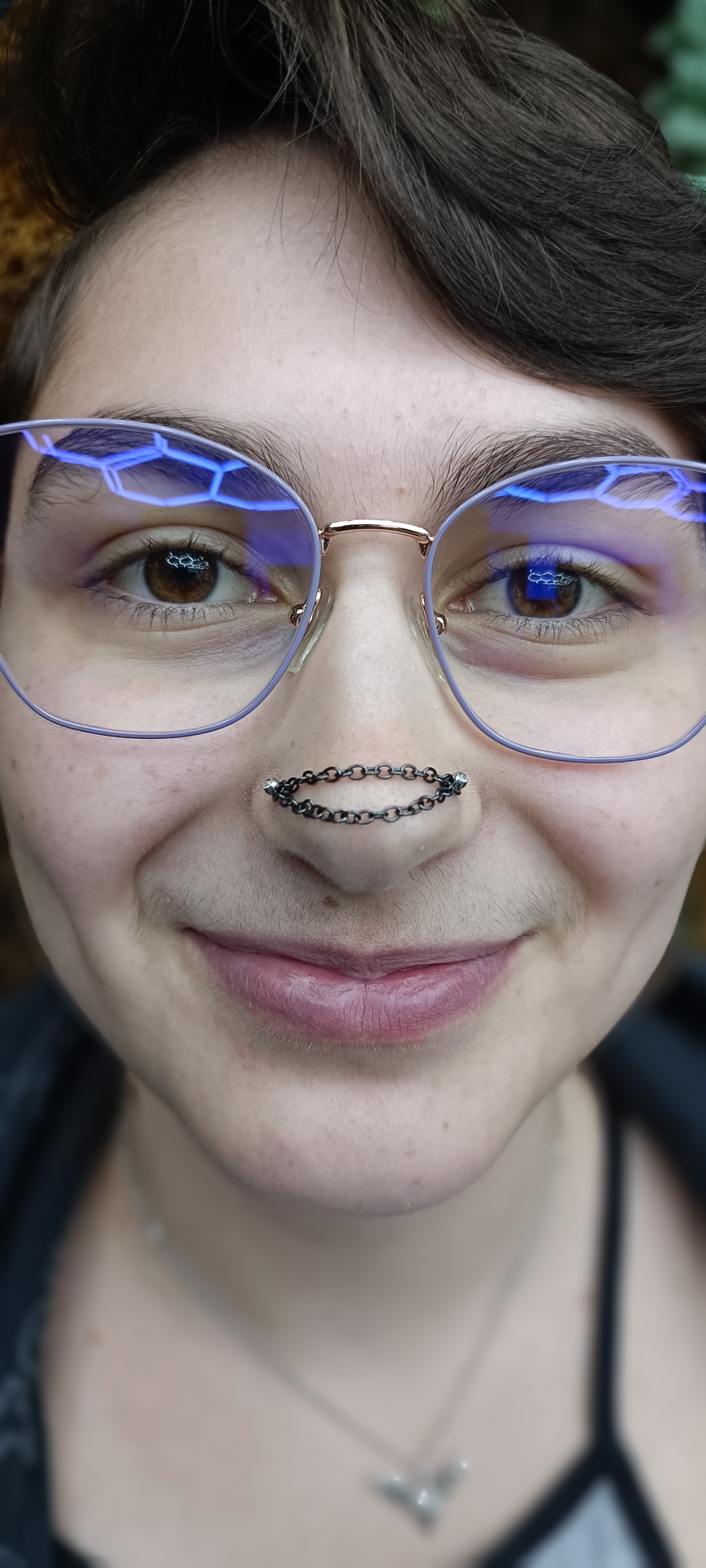 Nostril mit Kette